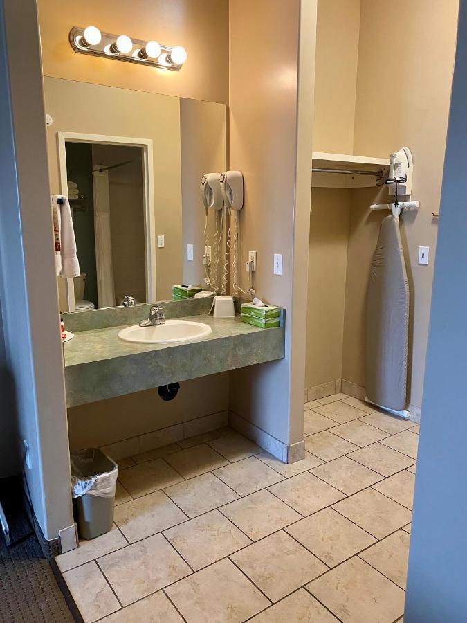 מלון Super 8 By Wyndham Edmonton South מראה חיצוני תמונה